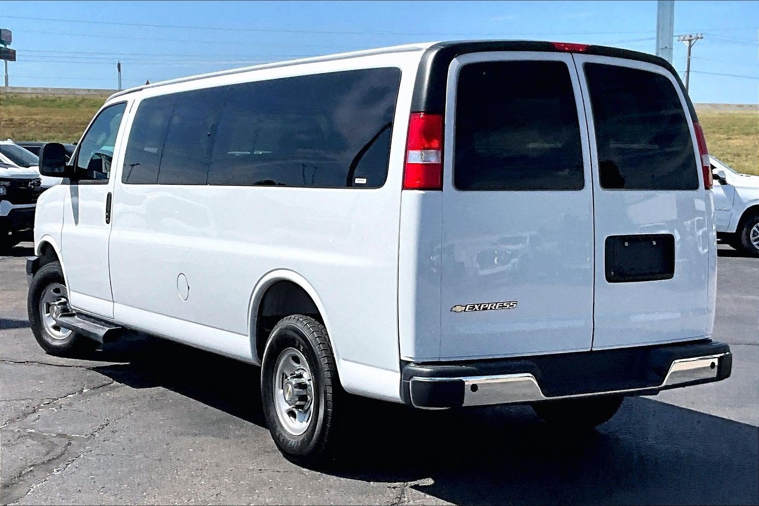 2025 Chevrolet Express Passenger 1LT