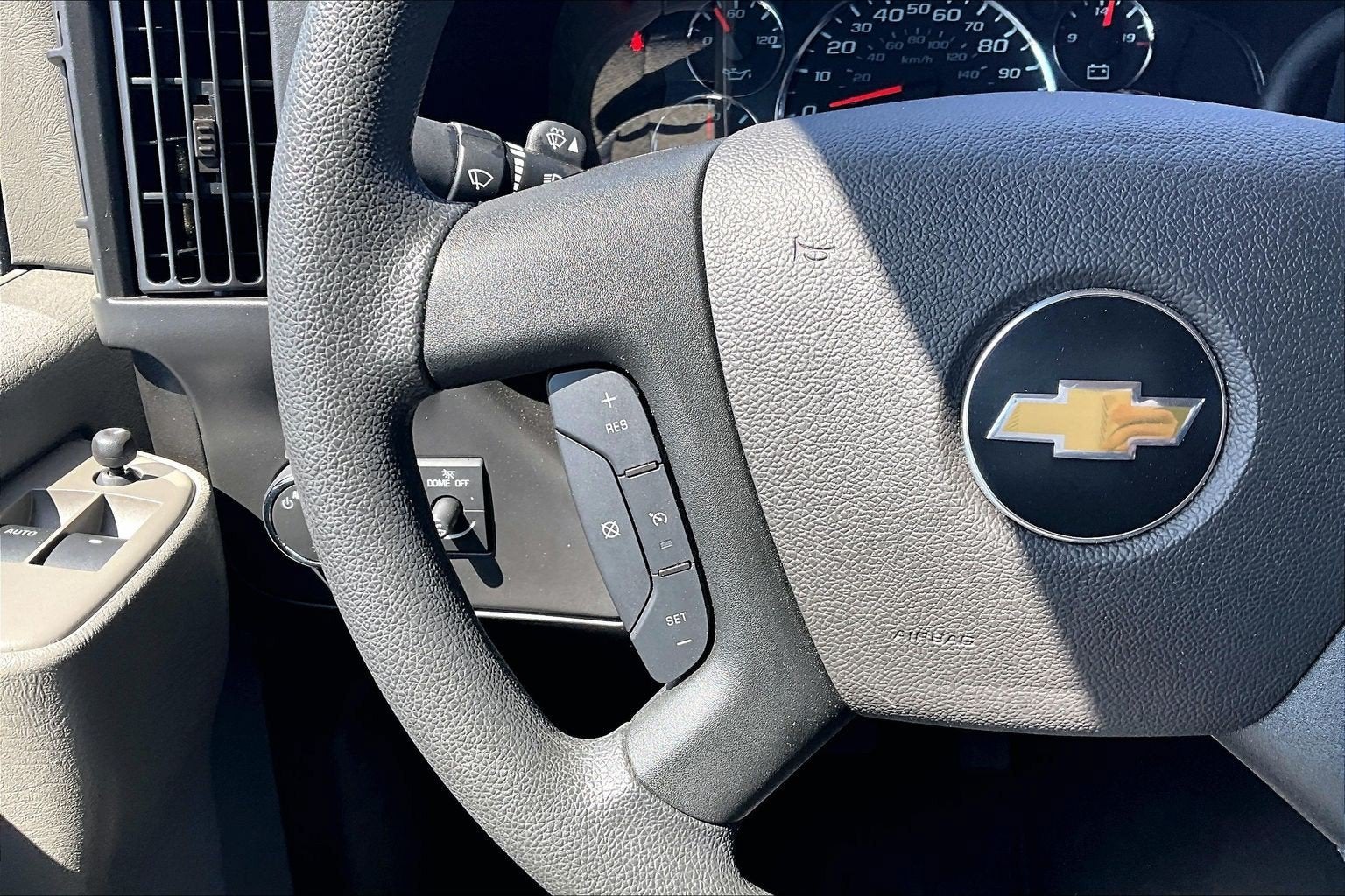 2025 Chevrolet Express Passenger 1LT