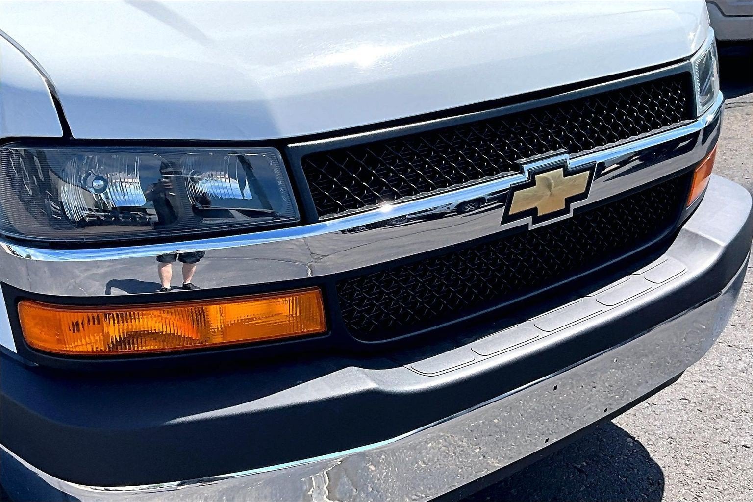 2025 Chevrolet Express Passenger 1LT