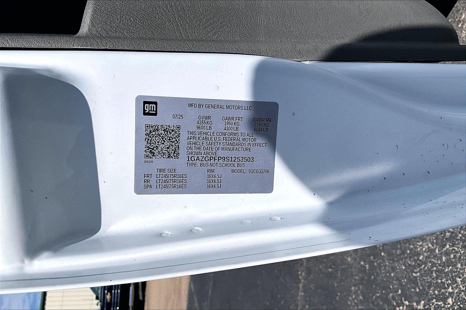 2025 Chevrolet Express Passenger 1LT