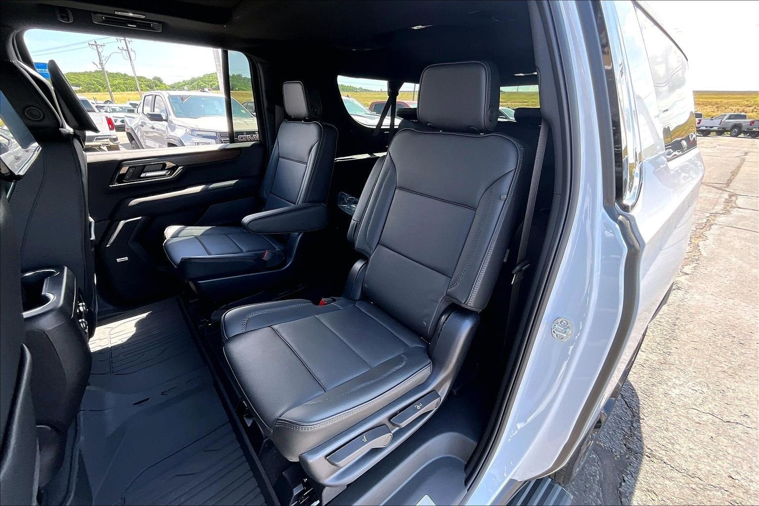 2026 GMC Yukon XL Denali - Photo 10